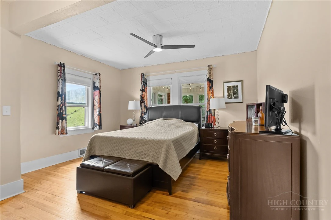 Image number 11 for the current listing