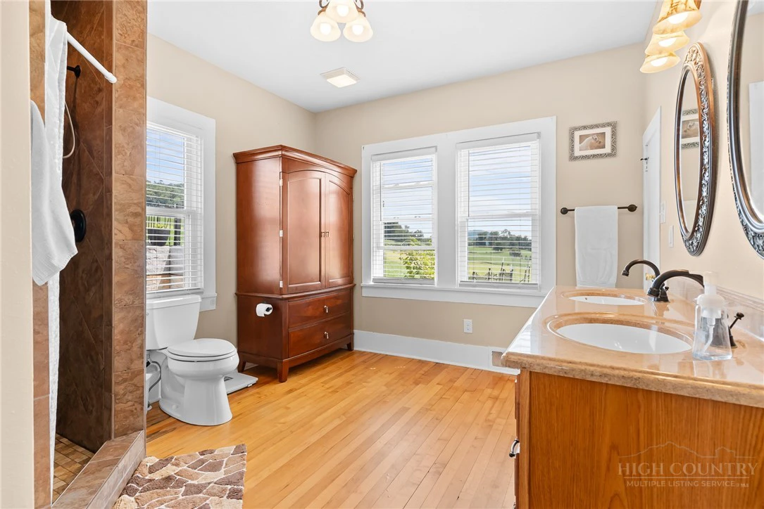 Image number 18 for the current listing