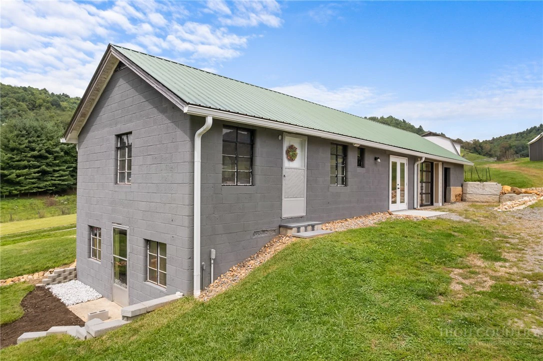 Image number 19 for the current listing