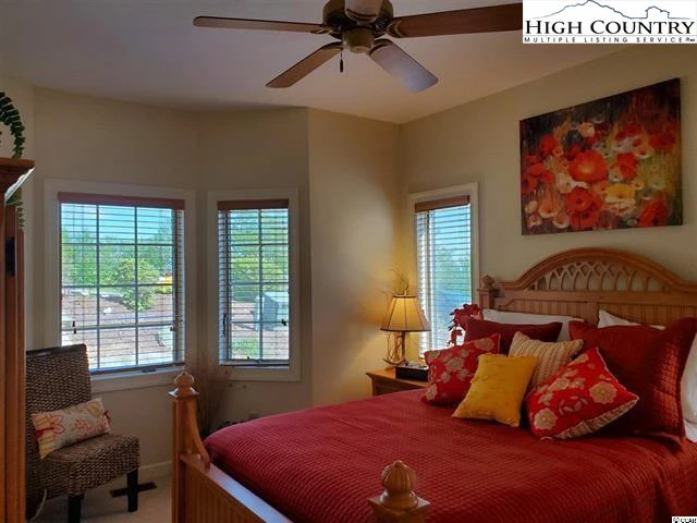 Image number 4 for the current listing