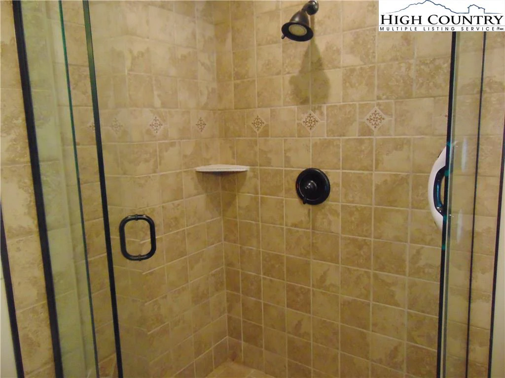Image number 9 for the current listing