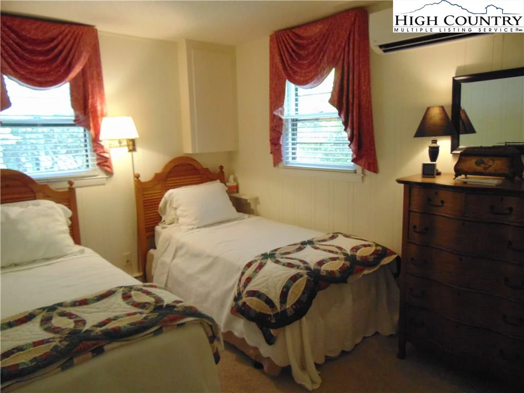 Image number 14 for the current listing