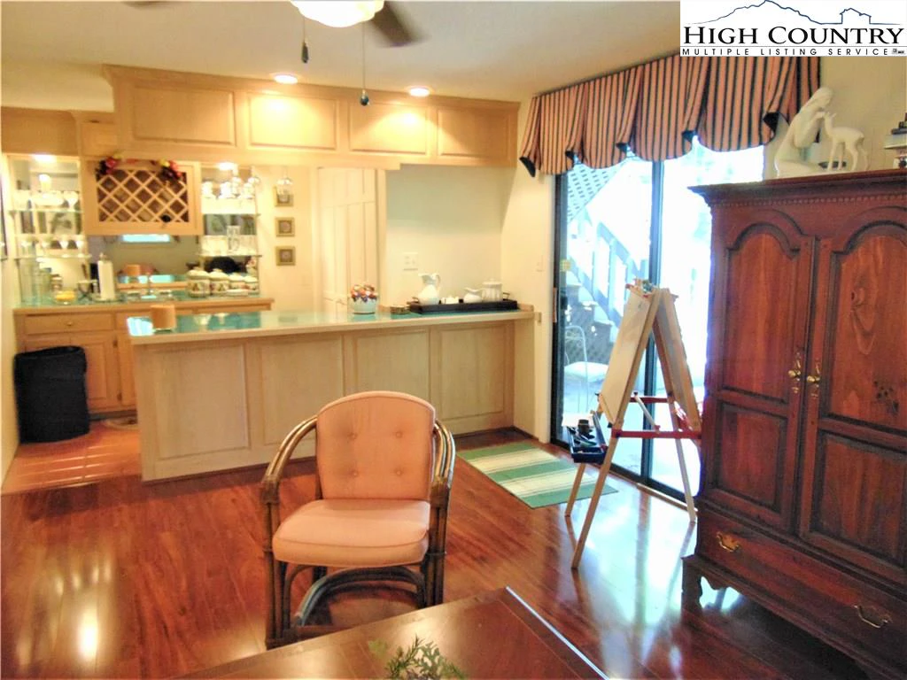 Image number 13 for the current listing