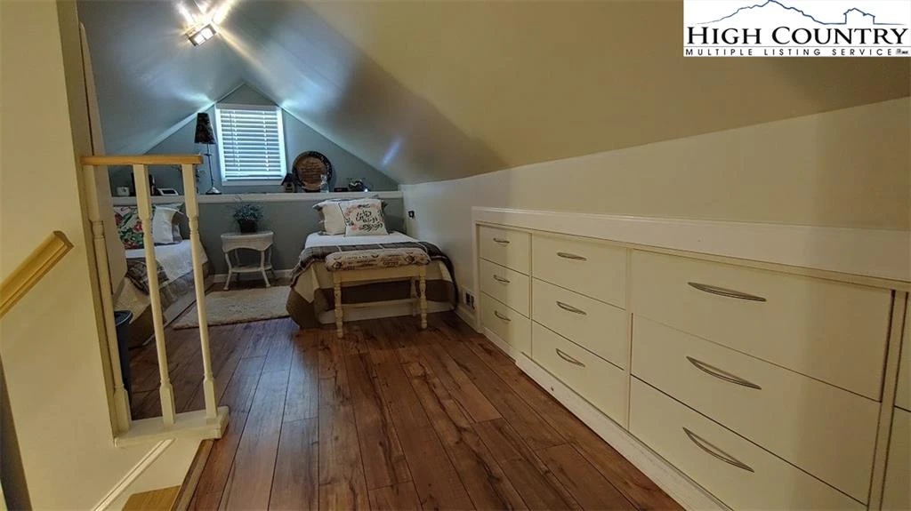 Image number 3 for the current listing