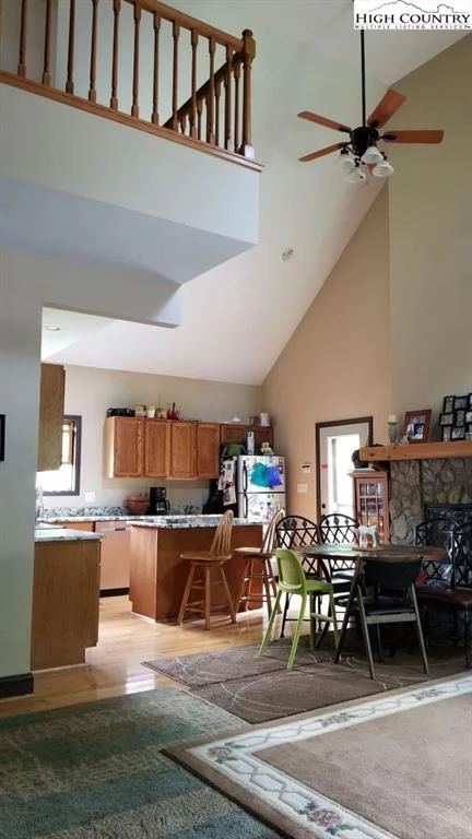 Image number 4 for the current listing