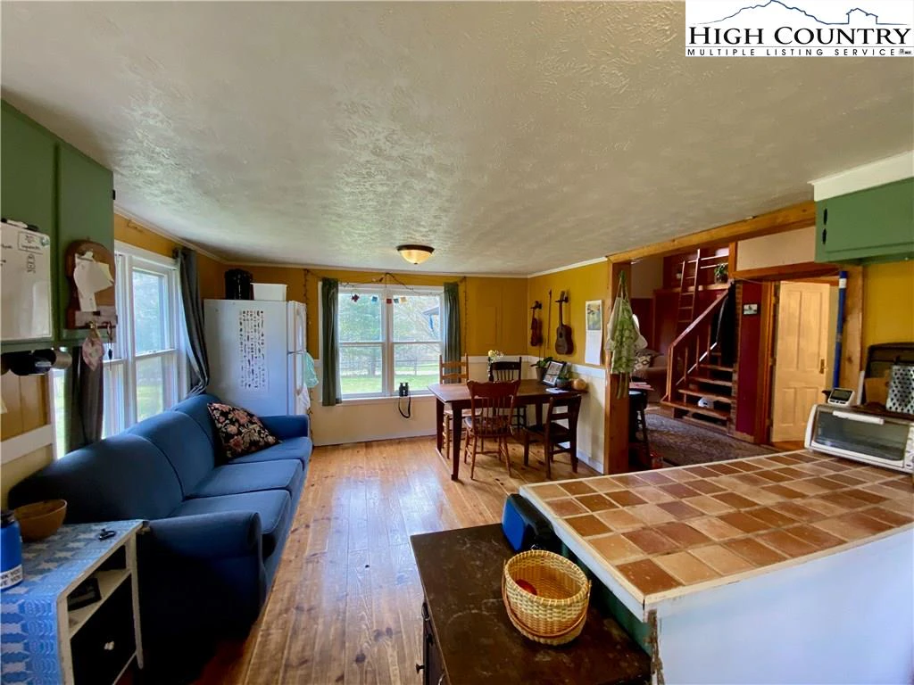 Image number 8 for the current listing