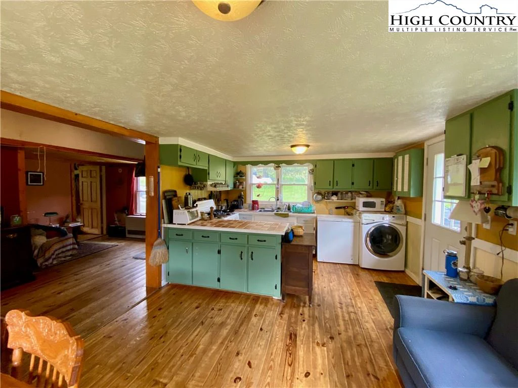 Image number 9 for the current listing