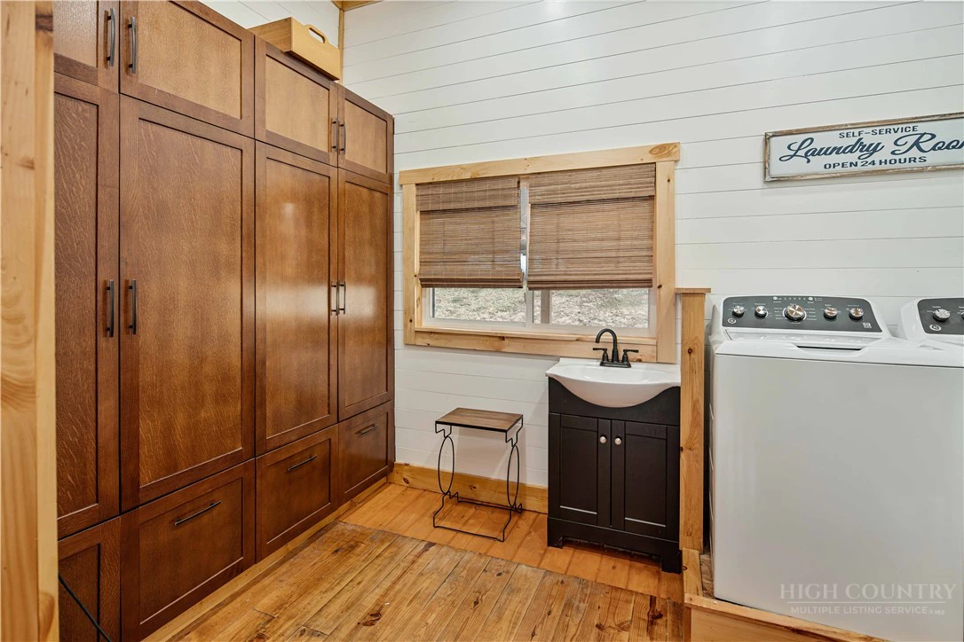 Image number 12 for the current listing