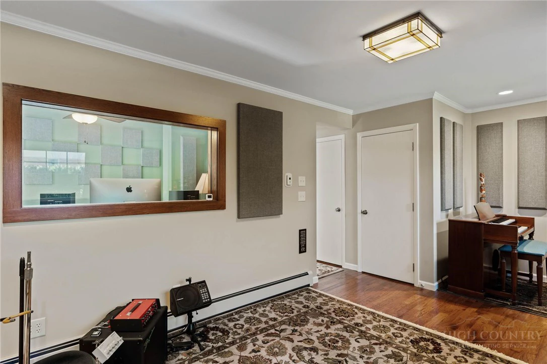 Image number 7 for the current listing