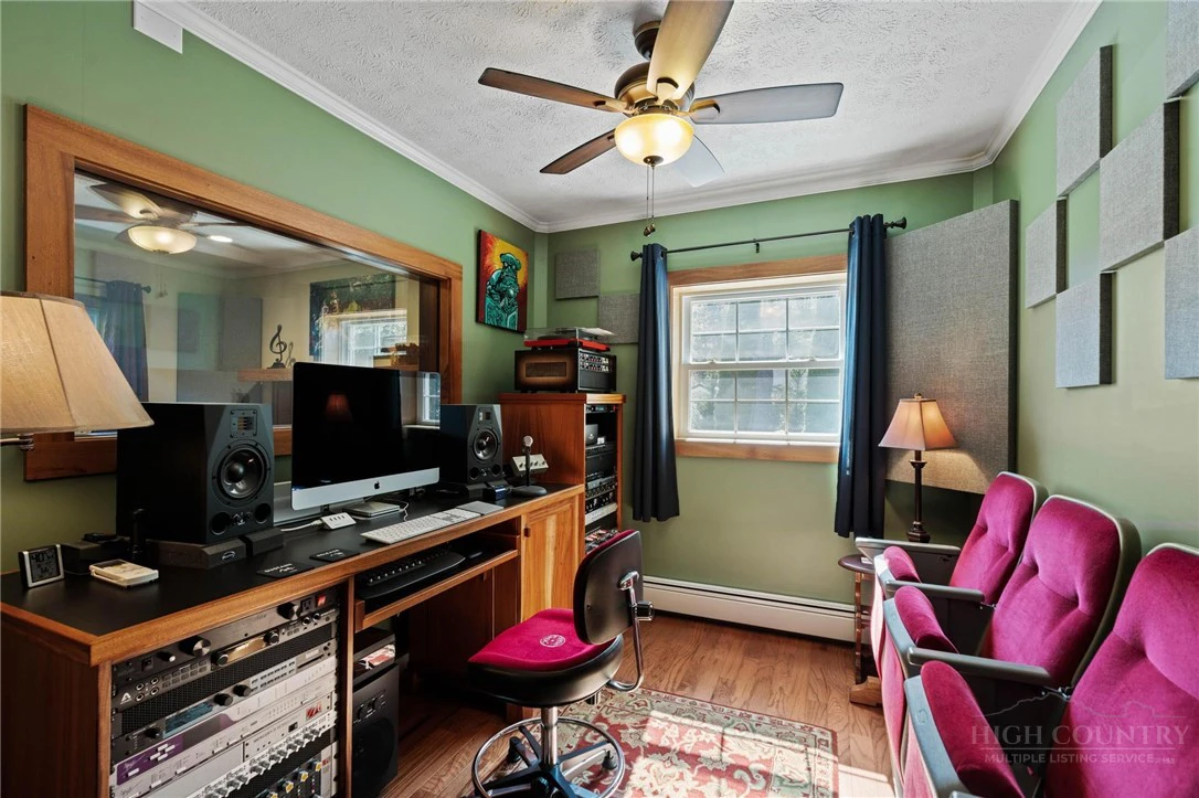 Image number 9 for the current listing