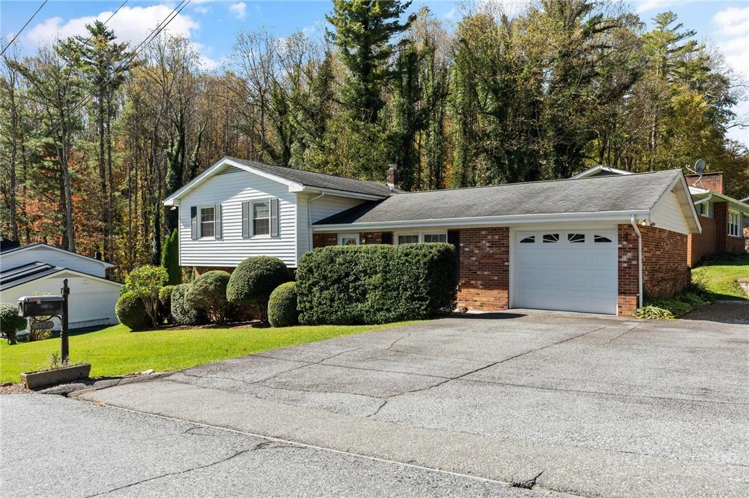 Image number 1 for the current listing