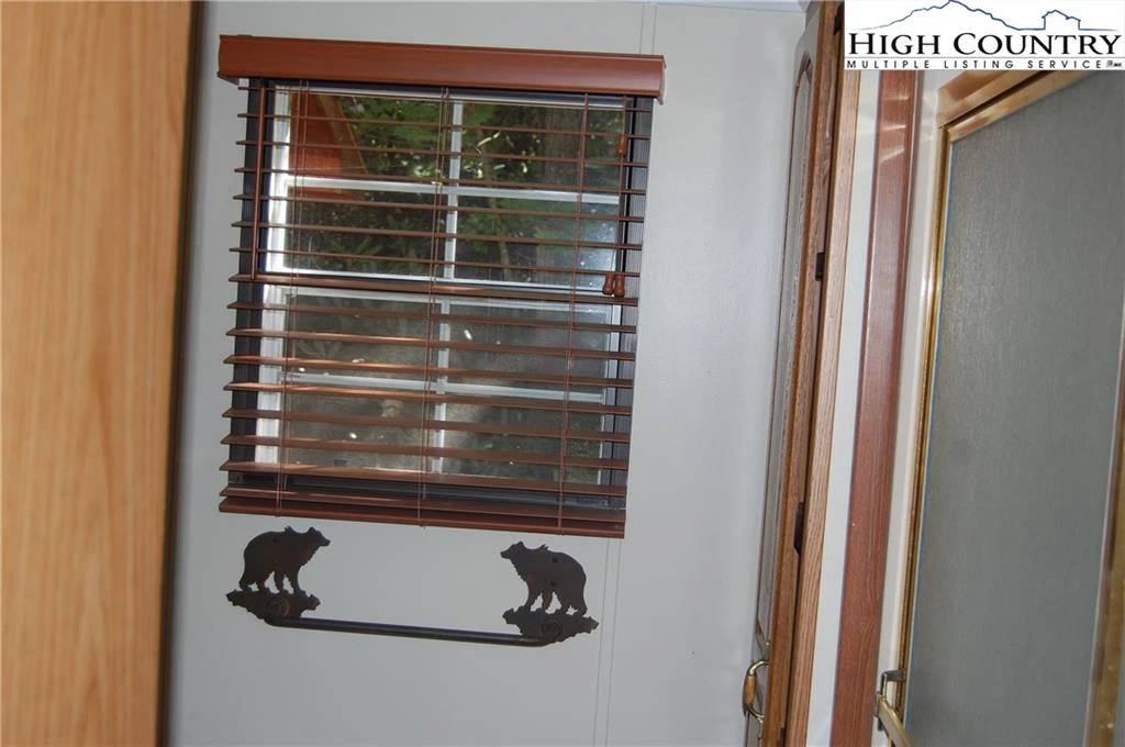 Image number 2 for the current listing