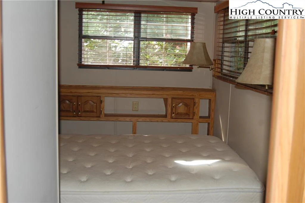 Image number 11 for the current listing