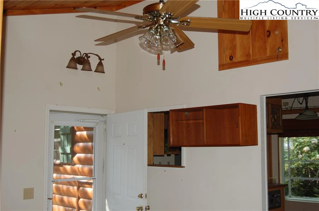 Image number 18 for the current listing