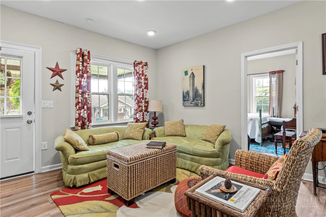 Image number 20 for the current listing
