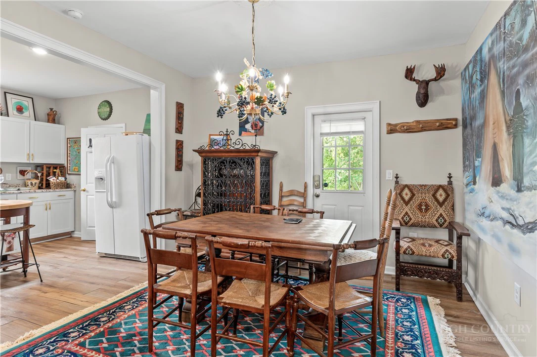 Image number 21 for the current listing