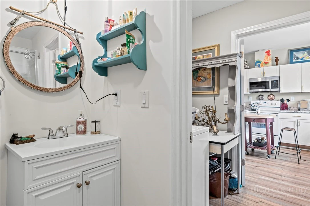 Image number 13 for the current listing