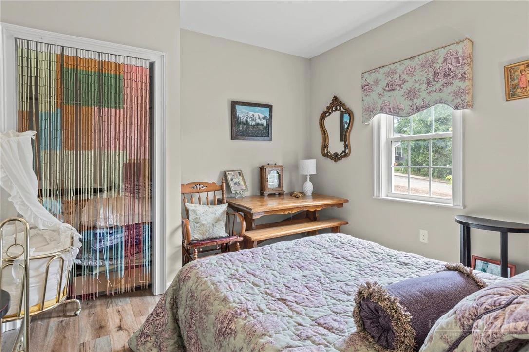 Image number 9 for the current listing