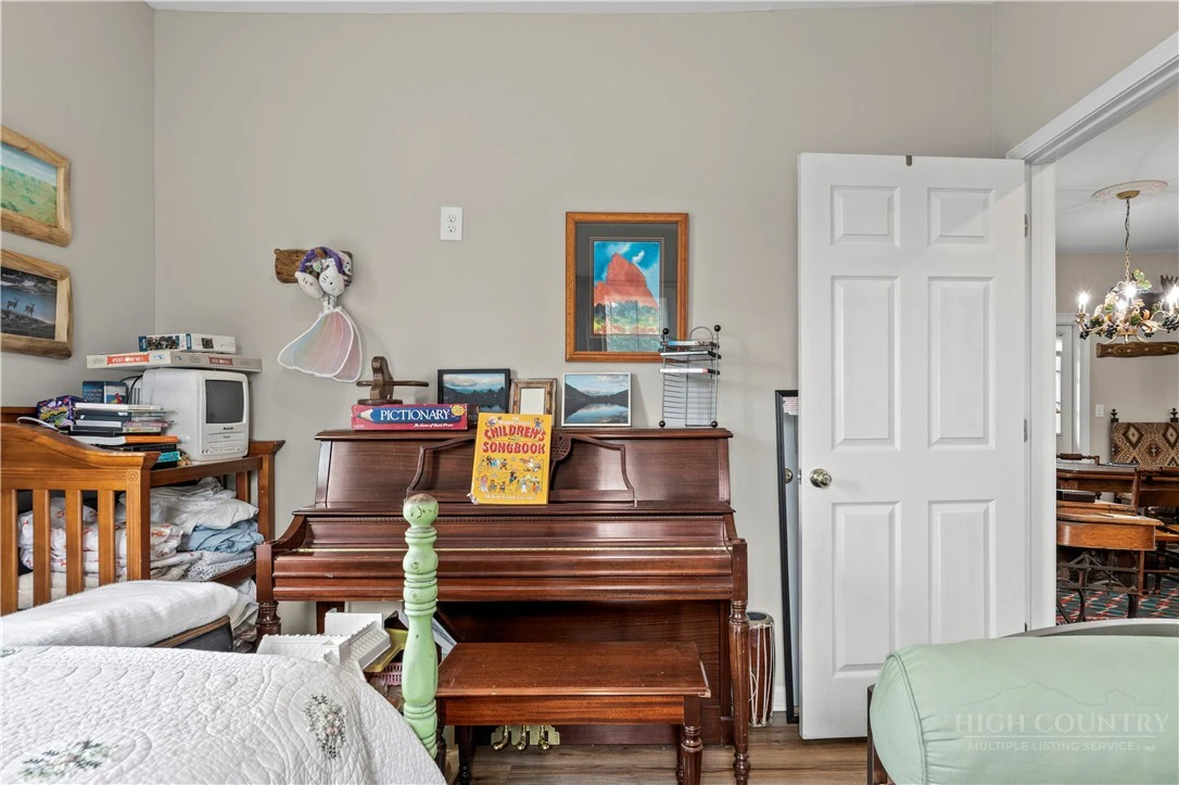 Image number 5 for the current listing