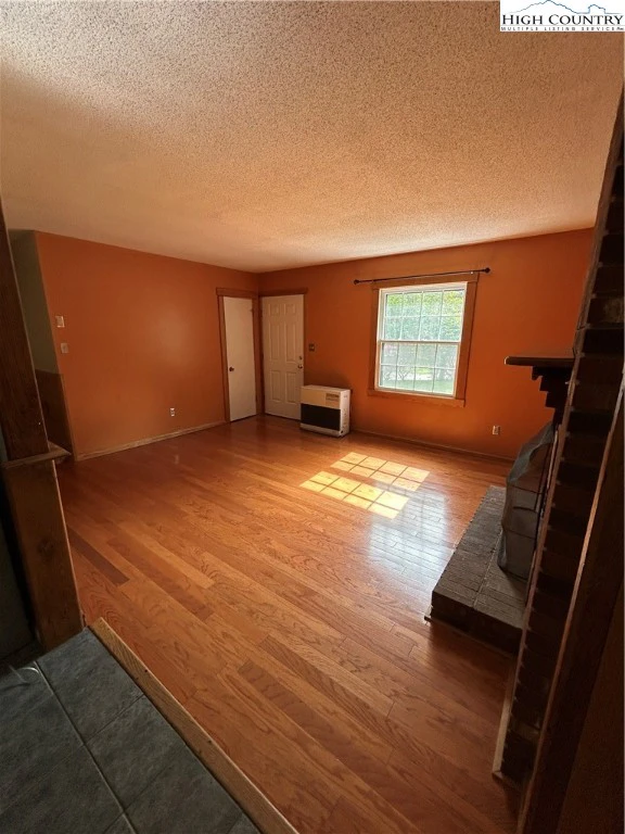 Image number 19 for the current listing