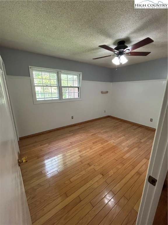 Image number 2 for the current listing