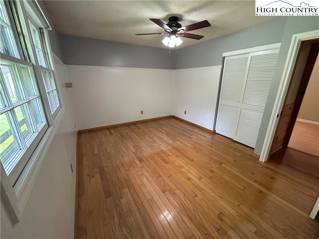 Image number 13 for the current listing