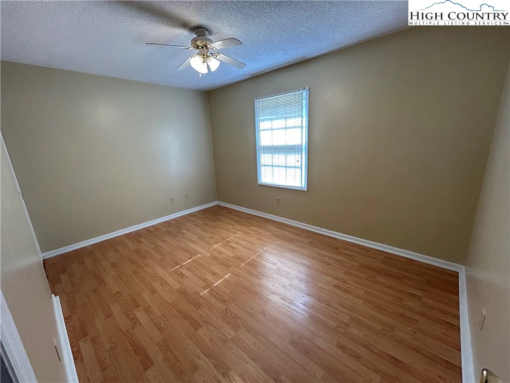 Image number 11 for the current listing