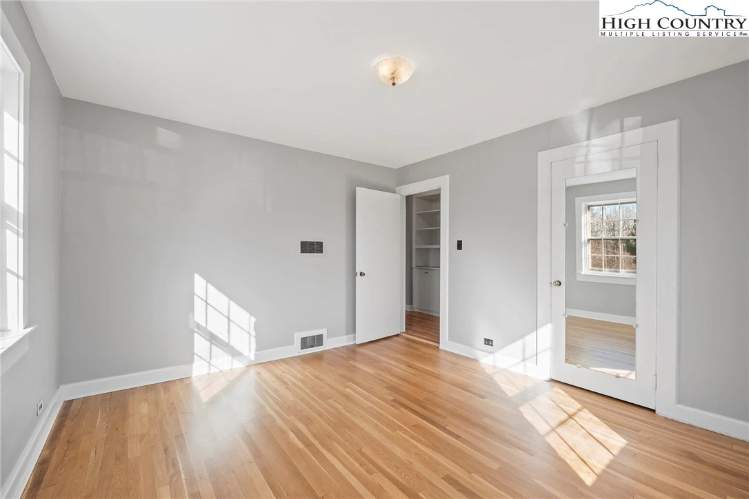 Image number 4 for the current listing