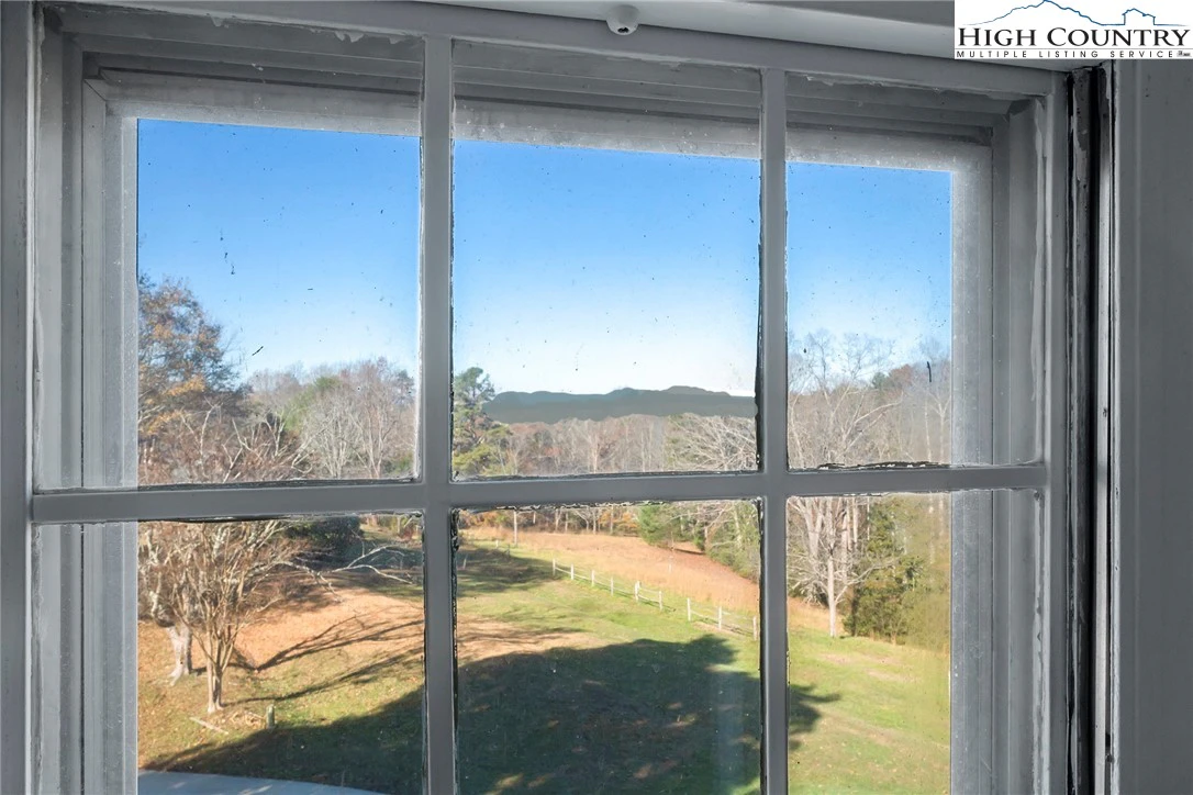 Image number 14 for the current listing
