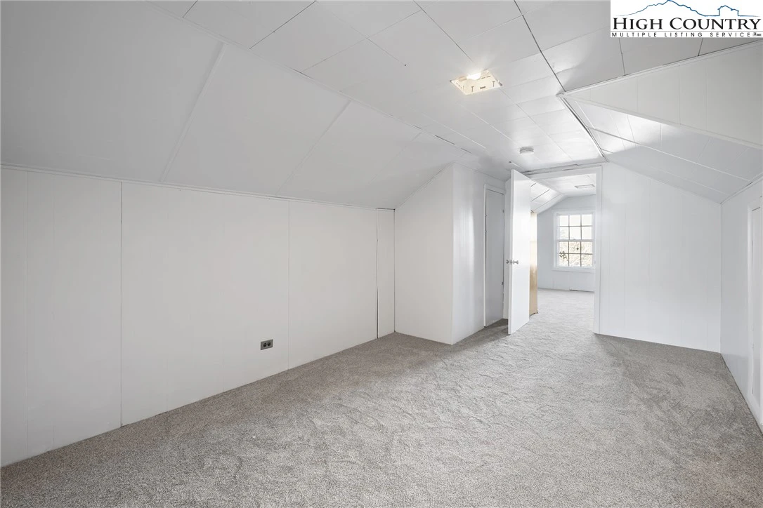 Image number 11 for the current listing