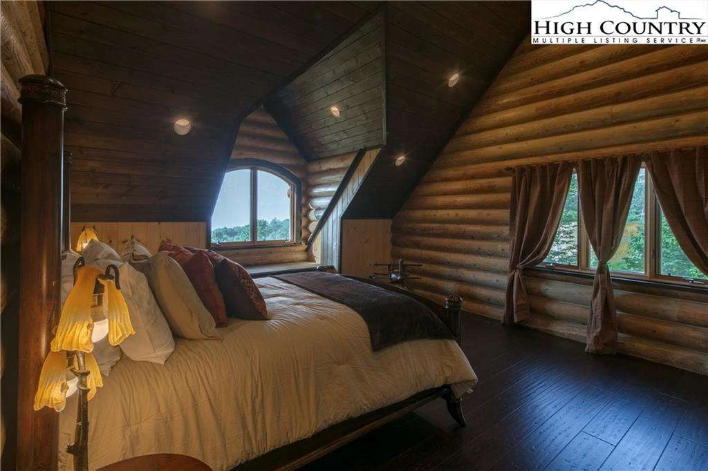 Image number 11 for the current listing