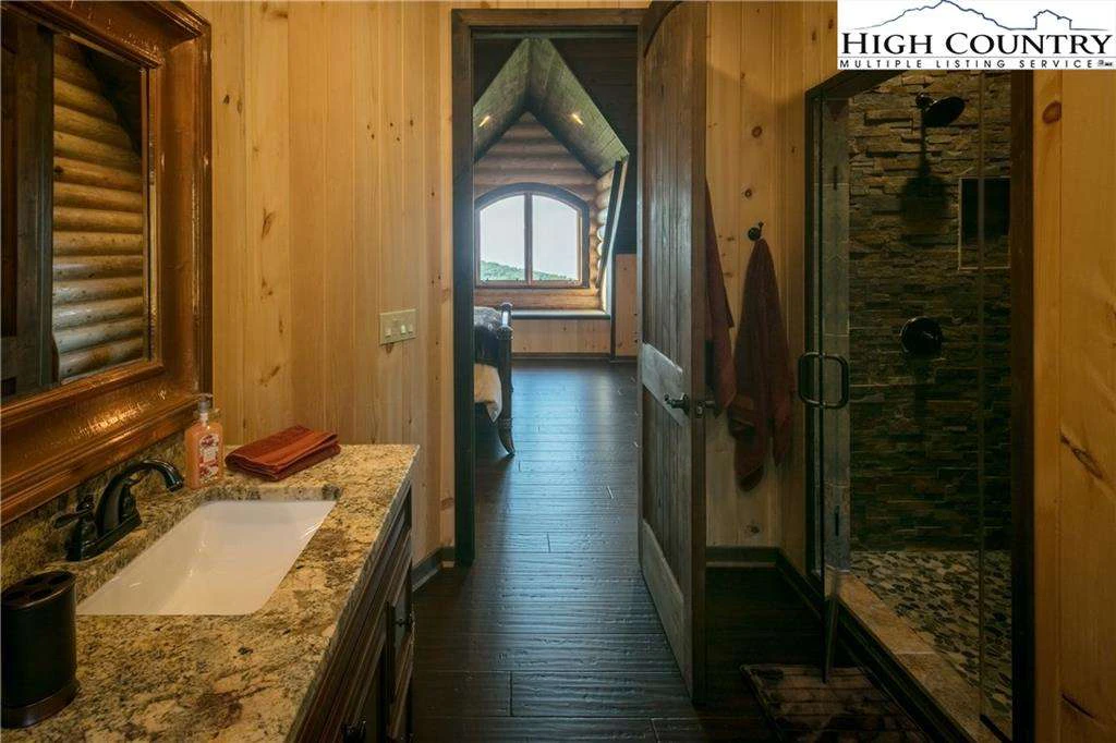 Image number 2 for the current listing
