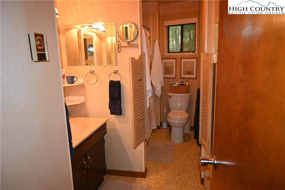 Image number 1 for the current listing