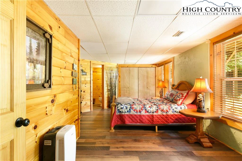 Image number 13 for the current listing