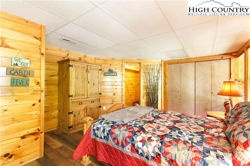 Image number 14 for the current listing