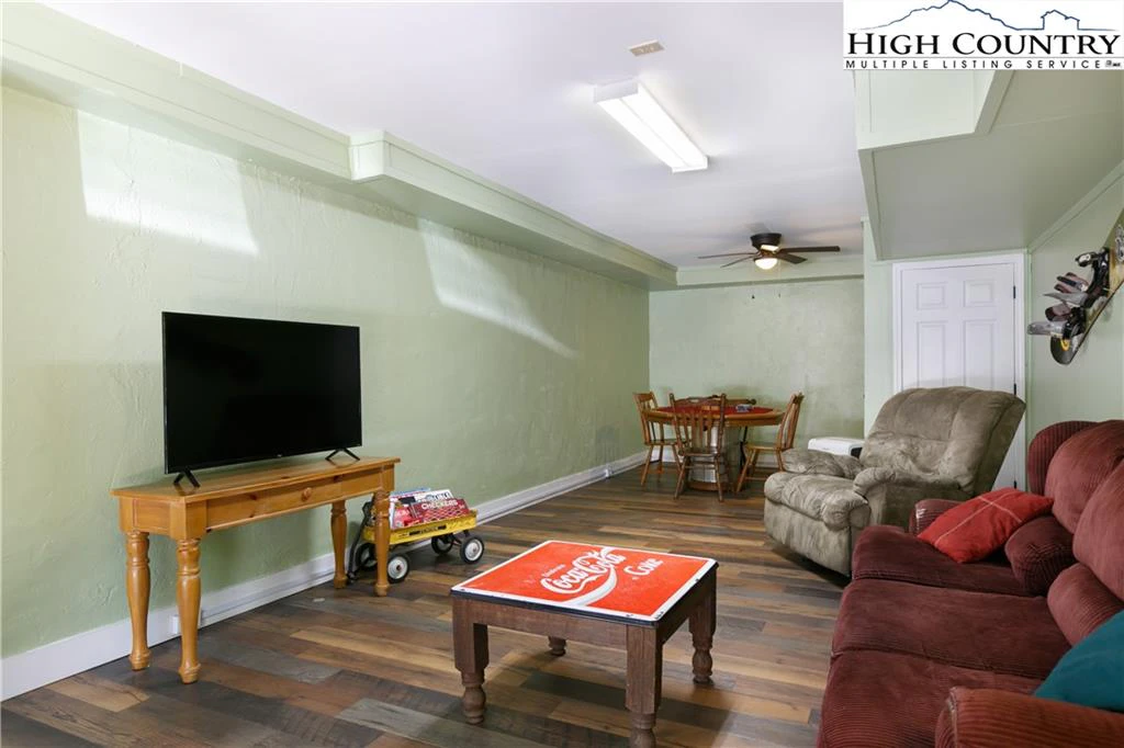 Image number 17 for the current listing