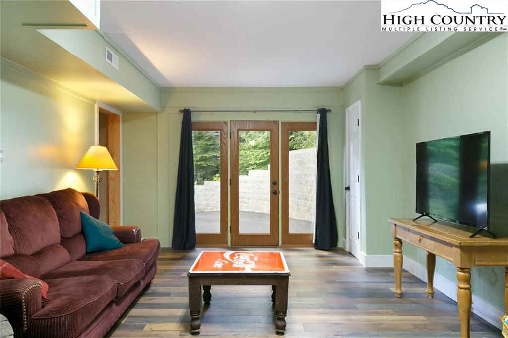 Image number 19 for the current listing