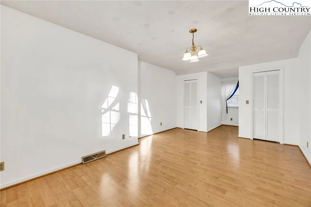 Image number 6 for the current listing
