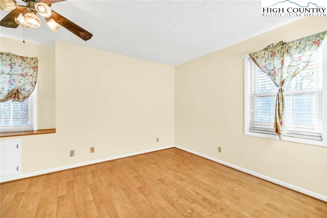 Image number 12 for the current listing