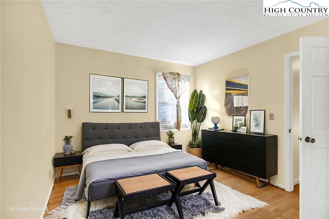 Image number 2 for the current listing