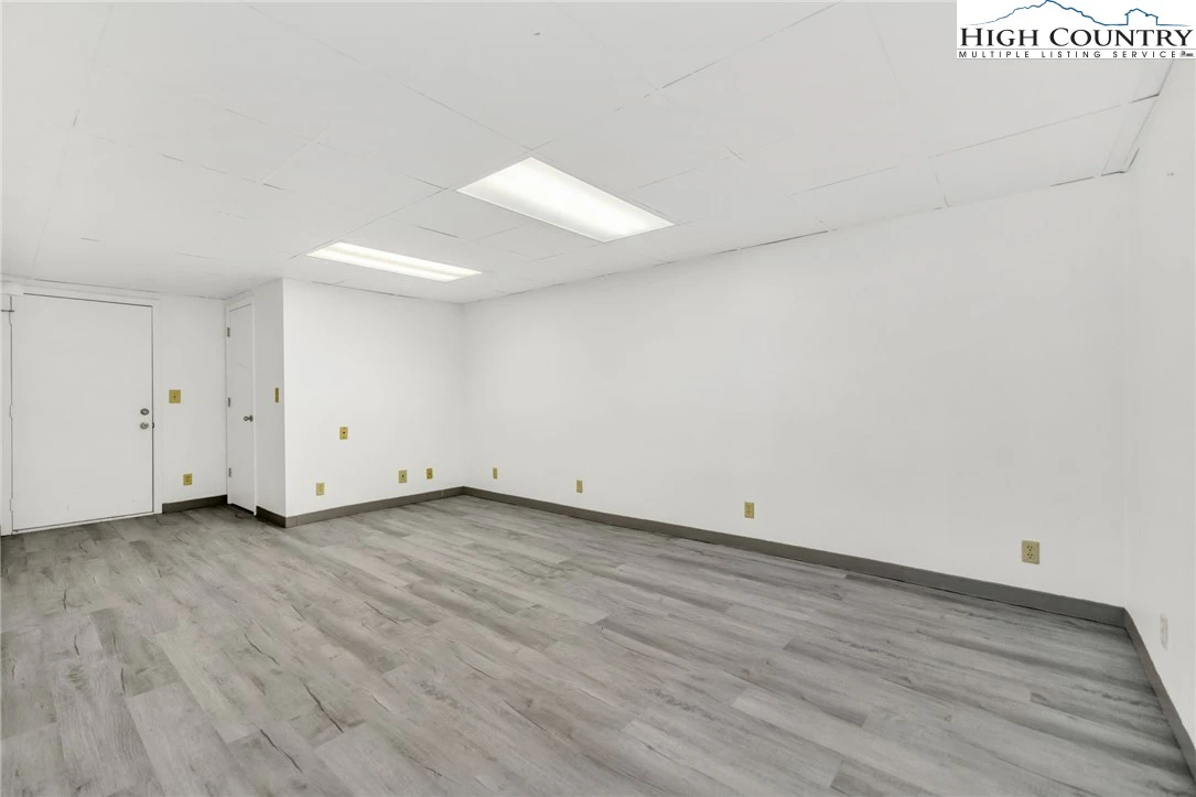 Image number 15 for the current listing