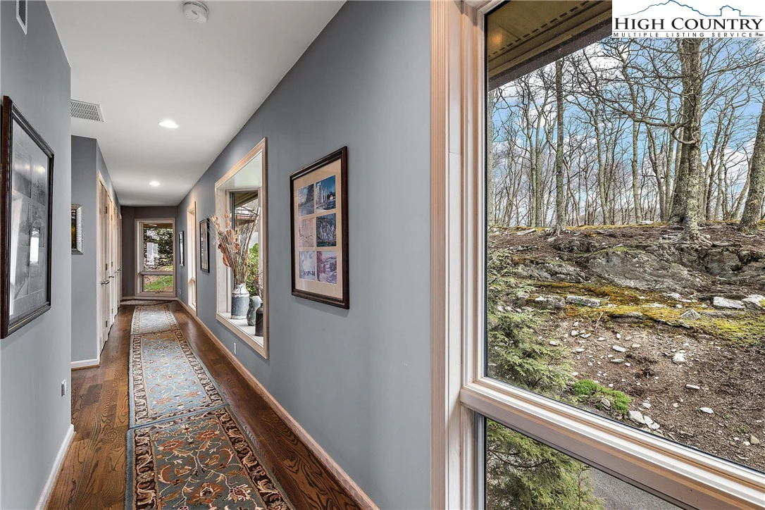 Image number 19 for the current listing