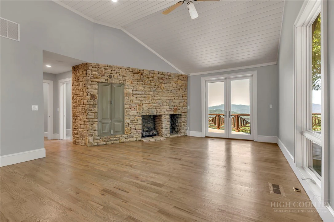 Image number 21 for the current listing
