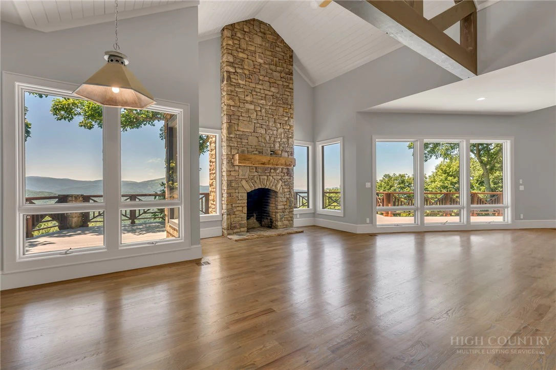 Image number 14 for the current listing