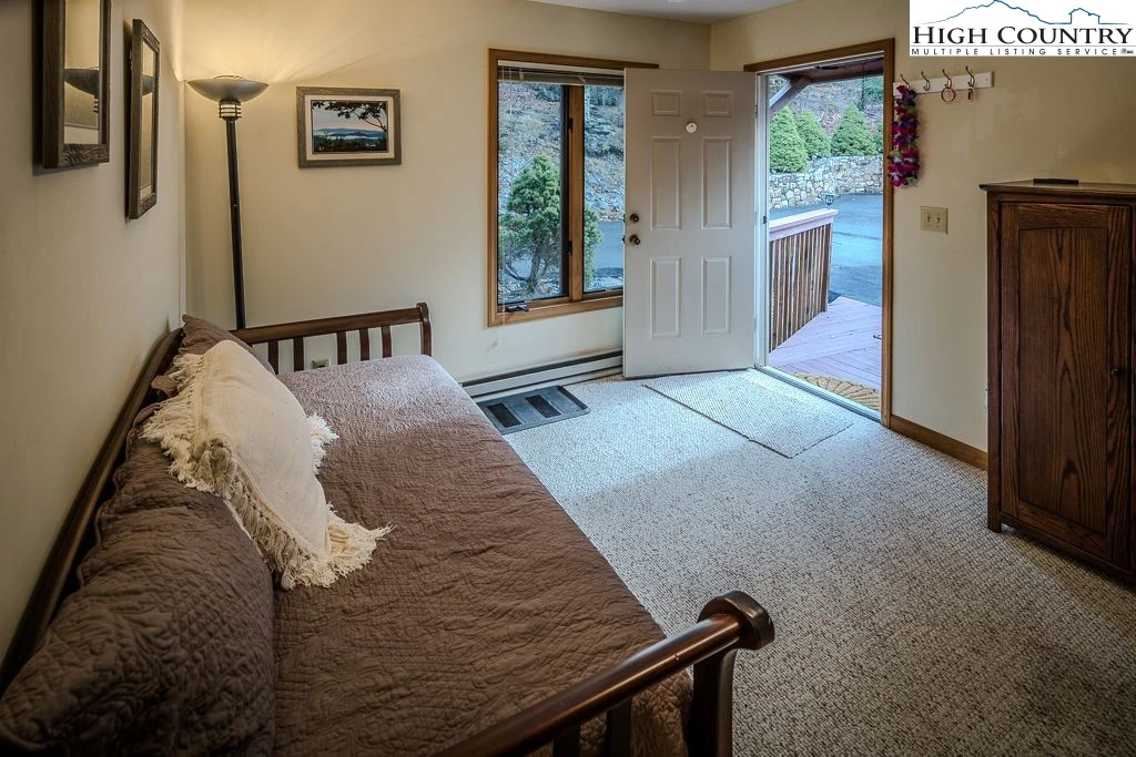 Image number 4 for the current listing