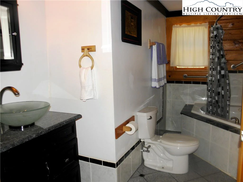 Image number 2 for the current listing