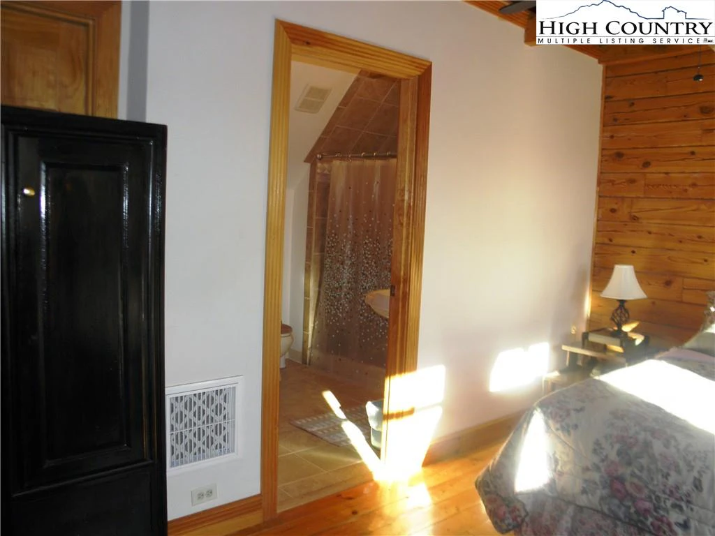 Image number 11 for the current listing