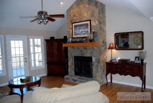Image number 10 for the current listing