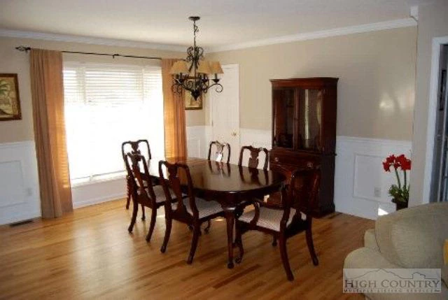 Image number 8 for the current listing
