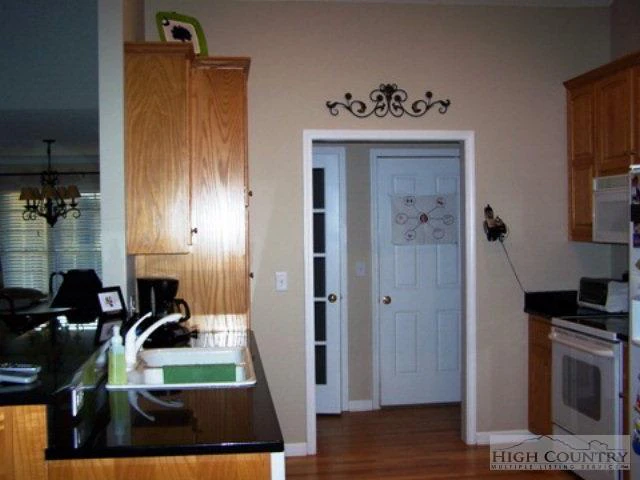 Image number 7 for the current listing